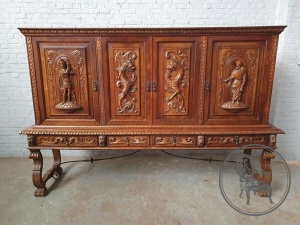 Старинный комод на высоком основании, декорированный объемной резьбой код.&nbsp;BE4165696