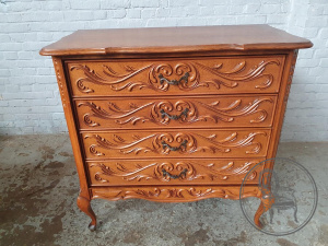 картинка Старинный дубовый комод с вензельной резьбой салоне старинных вещей "Шебби" являющийся официальным дистрибьютором в России и Беларуси