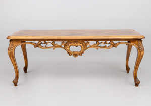 картинка Старинный столик салоне старинных вещей "Шебби" являющийся официальным дистрибьютором в России и Беларуси