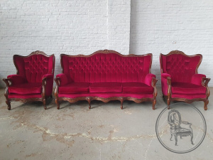 картинка Старинный гарнитур в стиле Людовика XV с каретной стяжкой и обивкой малинового цвета салоне старинных вещей "Шебби" являющийся официальным дистрибьютором в России и Беларуси