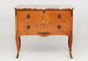 картинка Старинный комод салоне старинных вещей "Шебби" являющийся официальным дистрибьютором в России и Беларуси