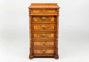 картинка Антикварный комод салоне старинных вещей "Шебби" являющийся официальным дистрибьютором в России и Беларуси