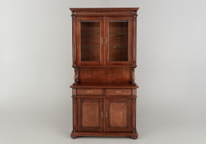 картинка Старинный буфет салоне старинных вещей "Шебби" являющийся официальным дистрибьютором в России и Беларуси