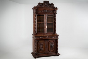 картинка Антикварный дубовый сервант в стиле Ренессанс с рельефными изображениями салоне старинных вещей "Шебби" являющийся официальным дистрибьютором в России и Беларуси