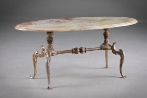 картинка Старинный журнальный столик с латунными ножками и столешницей из оникса салоне старинных вещей "Шебби" являющийся официальным дистрибьютором в России и Беларуси