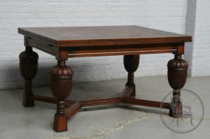 картинка Антикварный стол салоне старинных вещей "Шебби" являющийся официальным дистрибьютором в России и Беларуси