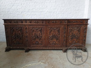 картинка Антикварный комод, декорированный густоплетеной узорчатой резьбой салоне старинных вещей "Шебби" являющийся официальным дистрибьютором в России и Беларуси