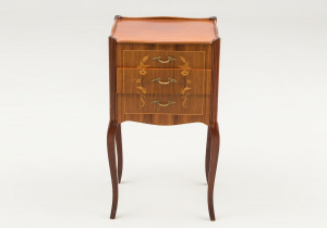 картинка Старинная тумбочка салоне старинных вещей "Шебби" являющийся официальным дистрибьютором в России и Беларуси