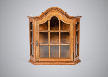 Старинная витрина с фигурным фронтоном код. RM4167200