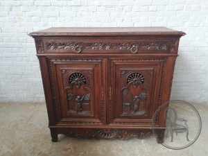 картинка Антикварный комод в Бретонском стиле с объемной сюжетной резьбой салоне старинных вещей "Шебби" являющийся официальным дистрибьютором в России и Беларуси