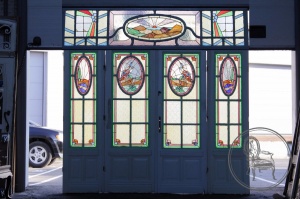 картинка Антикварные двери с витражом и фрамугой салоне старинных вещей "Шебби" являющийся официальным дистрибьютором в России и Беларуси