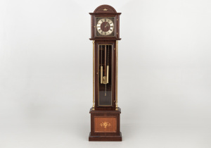 картинка Старинные напольные часы салоне старинных вещей "Шебби" являющийся официальным дистрибьютором в России и Беларуси