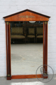 картинка Антикварное зеркало салоне старинных вещей "Шебби" являющийся официальным дистрибьютором в России и Беларуси