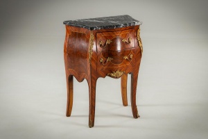 картинка Старинный комод с мраморной столешницей и бронзовой отделкой салоне старинных вещей "Шебби" являющийся официальным дистрибьютором в России и Беларуси