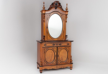 Антикварный комод в стиле Барокко с резными декоративными элементами и фигурным навершием код.&nbsp;RM4101052