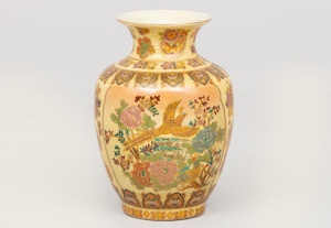 картинка Старинная фарфоровая ваза в ориентальном стиле салоне старинных вещей "Шебби" являющийся официальным дистрибьютором в России и Беларуси