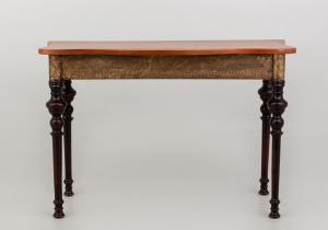 картинка Старинный консольный столик салоне старинных вещей "Шебби" являющийся официальным дистрибьютором в России и Беларуси