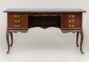 картинка Старинный письменный стол салоне старинных вещей "Шебби" являющийся официальным дистрибьютором в России и Беларуси