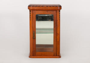 картинка Антикварная тумбочка салоне старинных вещей "Шебби" являющийся официальным дистрибьютором в России и Беларуси