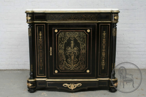 картинка Антикварный комод салоне старинных вещей "Шебби" являющийся официальным дистрибьютором в России и Беларуси