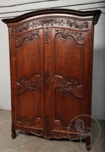 картинка Антикварный дубовый шкаф с цветочной резьбой салоне старинных вещей "Шебби" являющийся официальным дистрибьютором в России и Беларуси