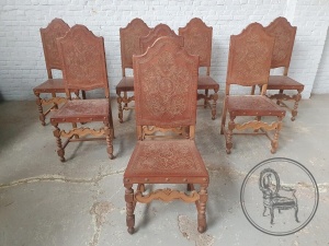 картинка Антикварный комплект из 8 стульев с кожаной обивкой салоне старинных вещей "Шебби" являющийся официальным дистрибьютором в России и Беларуси