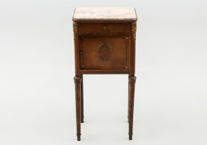 картинка Антикварная тумбочка салоне старинных вещей "Шебби" являющийся официальным дистрибьютором в России и Беларуси