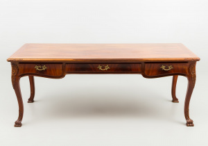 картинка Антикварный письменный стол салоне старинных вещей "Шебби" являющийся официальным дистрибьютором в России и Беларуси