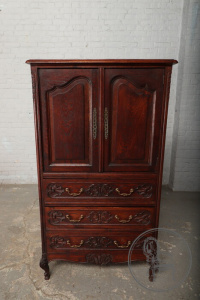 картинка Антикварный поставец салоне старинных вещей "Шебби" являющийся официальным дистрибьютором в России и Беларуси