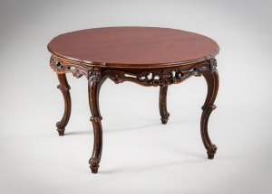 картинка Старинный столик из красного дерева с резным подстольем салоне старинных вещей "Шебби" являющийся официальным дистрибьютором в России и Беларуси