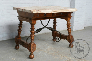 картинка Антикварный стол салоне старинных вещей "Шебби" являющийся официальным дистрибьютором в России и Беларуси