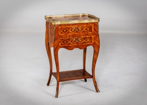 картинка Антикварный комод с ажурным латунным бортиком (галереей) салоне старинных вещей "Шебби" являющийся официальным дистрибьютором в России и Беларуси