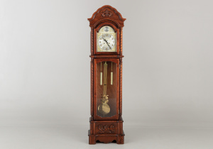 картинка Старинные напольные часы салоне старинных вещей "Шебби" являющийся официальным дистрибьютором в России и Беларуси