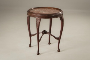 картинка Антикварный столик с мрамором салоне старинных вещей "Шебби" являющийся официальным дистрибьютором в России и Беларуси