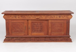 картинка Старинный комод с резьбой в виде растительного узора салоне старинных вещей "Шебби" являющийся официальным дистрибьютором в России и Беларуси