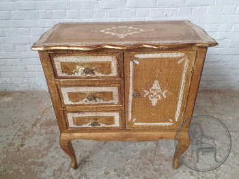 Старинный комод в стиле Рококо с ажурной резьбой код. BE3259481