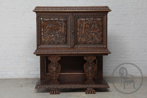 картинка Антикварный дубовый комод с рельефной резьбой салоне старинных вещей "Шебби" являющийся официальным дистрибьютором в России и Беларуси