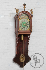 картинка Антикварные настенные часы салоне старинных вещей "Шебби" являющийся официальным дистрибьютором в России и Беларуси