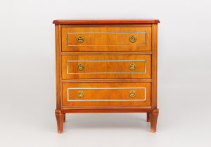 картинка Старинный комод салоне старинных вещей "Шебби" являющийся официальным дистрибьютором в России и Беларуси