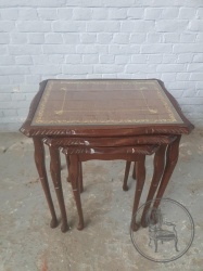 Старинный английский комплект столиков (3 шт.) из красного дерева код. BE4145157