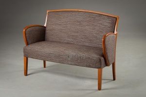 картинка Старинная скамейка в стиле ретро салоне старинных вещей "Шебби" являющийся официальным дистрибьютором в России и Беларуси