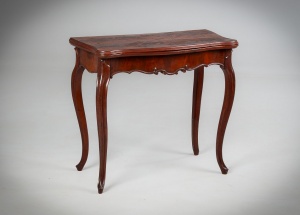 картинка Старинный игровой столик из красного дерева салоне старинных вещей "Шебби" являющийся официальным дистрибьютором в России и Беларуси