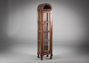 картинка Антикварный шкаф с закругленным арочным верхом и изогнутыми ножками салоне старинных вещей "Шебби" являющийся официальным дистрибьютором в России и Беларуси