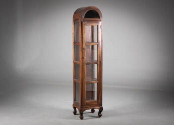 Антикварный шкаф с закругленным арочным верхом и изогнутыми ножками код.&nbsp;RM4165647