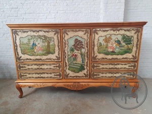 картинка Старинный комод с фасадами из тисненой кожи с пасторальными сюжетами салоне старинных вещей "Шебби" являющийся официальным дистрибьютором в России и Беларуси