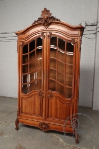 картинка Антикварный ореховый книжный шкаф салоне старинных вещей "Шебби" являющийся официальным дистрибьютором в России и Беларуси