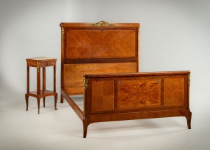 картинка Антикварный французский комплект для спальни, кровать и комод салоне старинных вещей "Шебби" являющийся официальным дистрибьютором в России и Беларуси