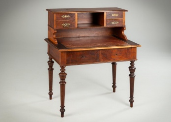 Антикварный письменный стол, оснащенный надстройкой над столешницей с полками и ящиками код. RM4117981