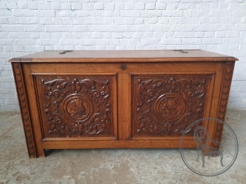 Антикварный сундук с витиеватой геральдической резьбой код. BE4097689