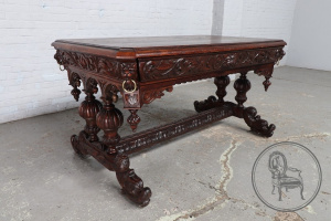 картинка Антикварный письменный стол салоне старинных вещей "Шебби" являющийся официальным дистрибьютором в России и Беларуси